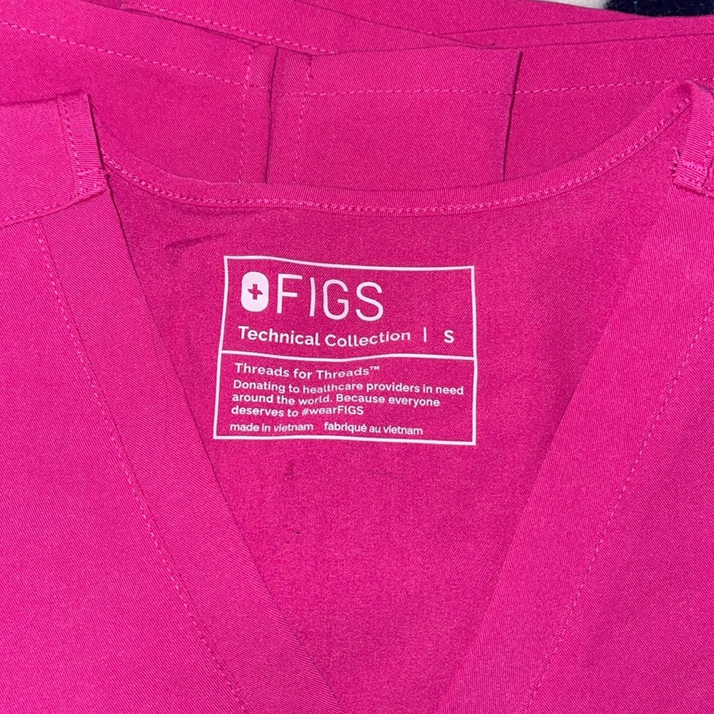 Small pink scrub top one pocket